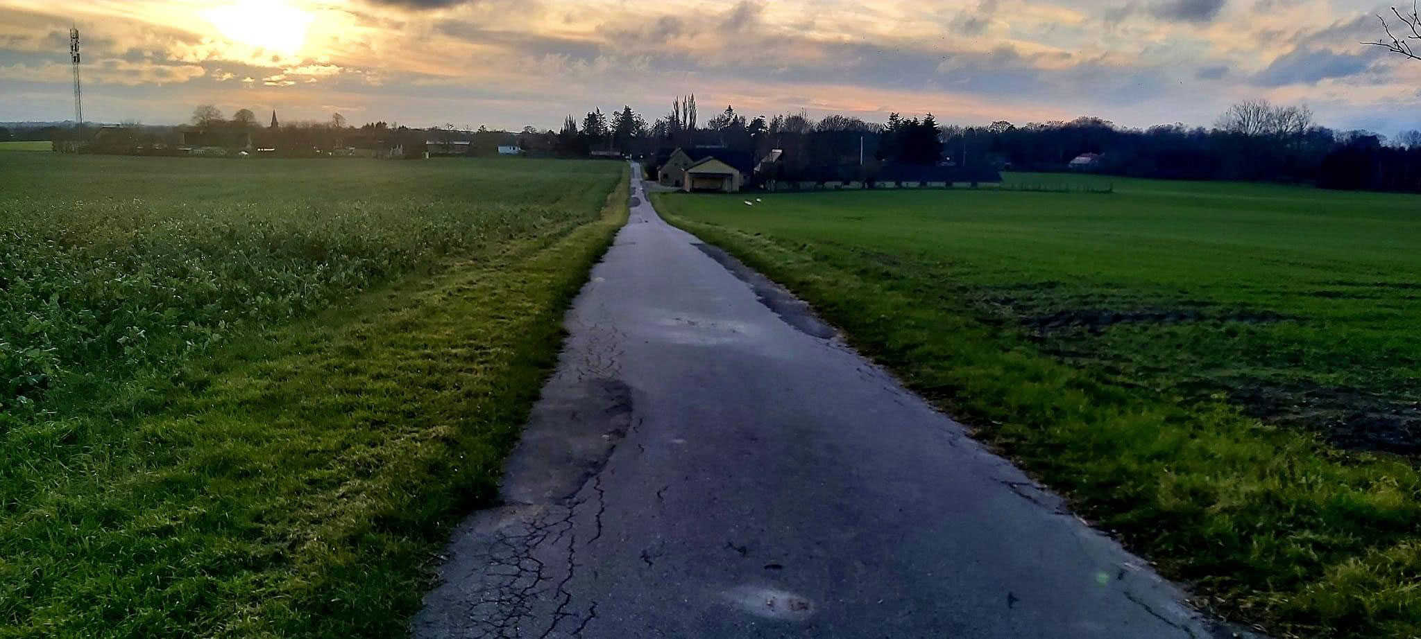 Solopgang over vej i Hjulby