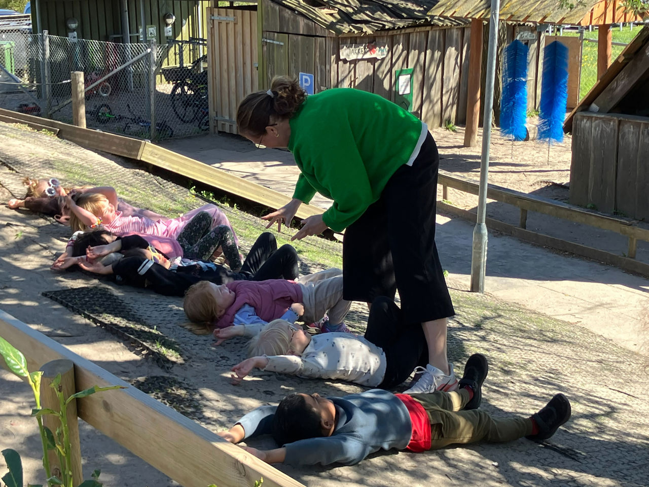 Børn på en legeplads i en børnehave