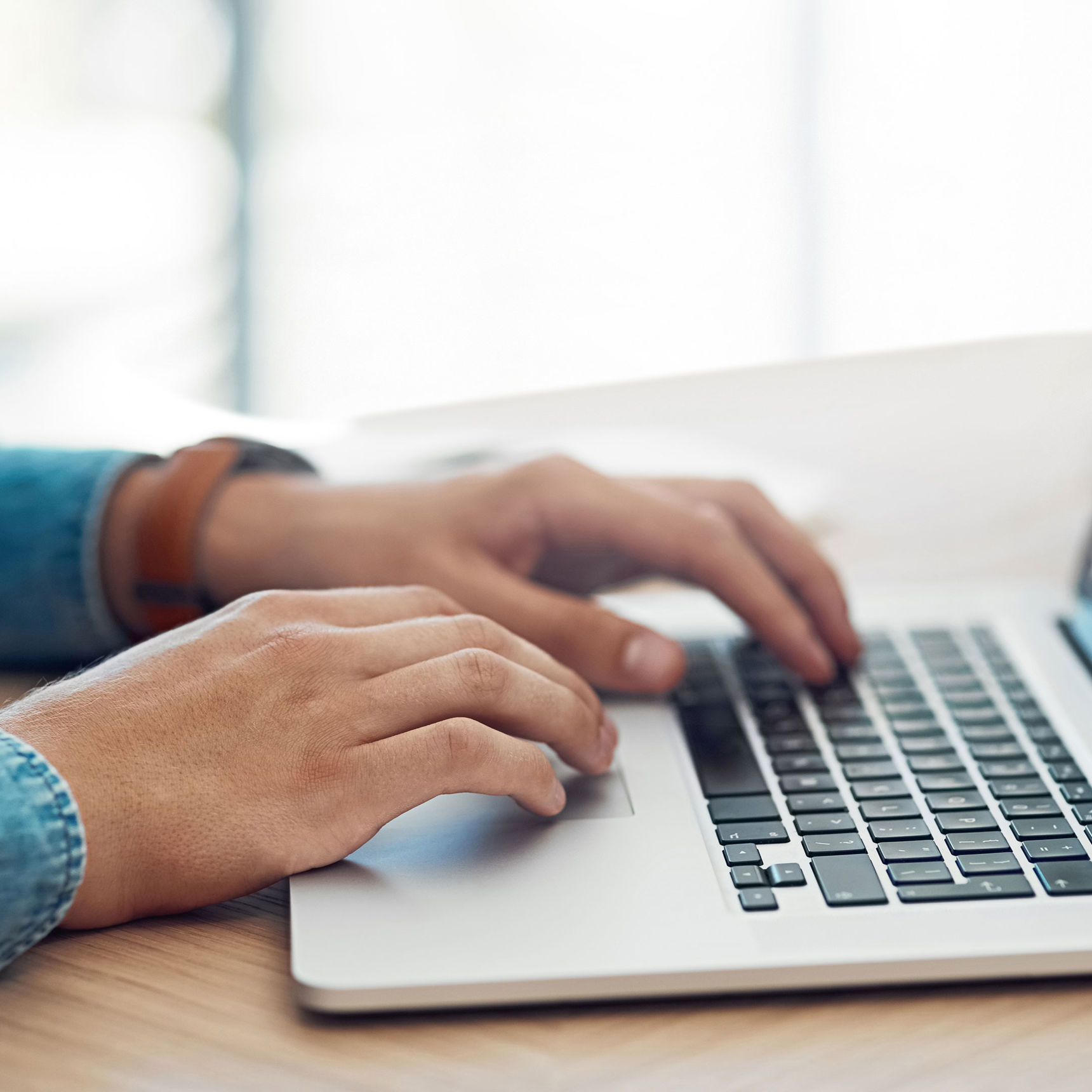 Hænder der arbejder ved en PC