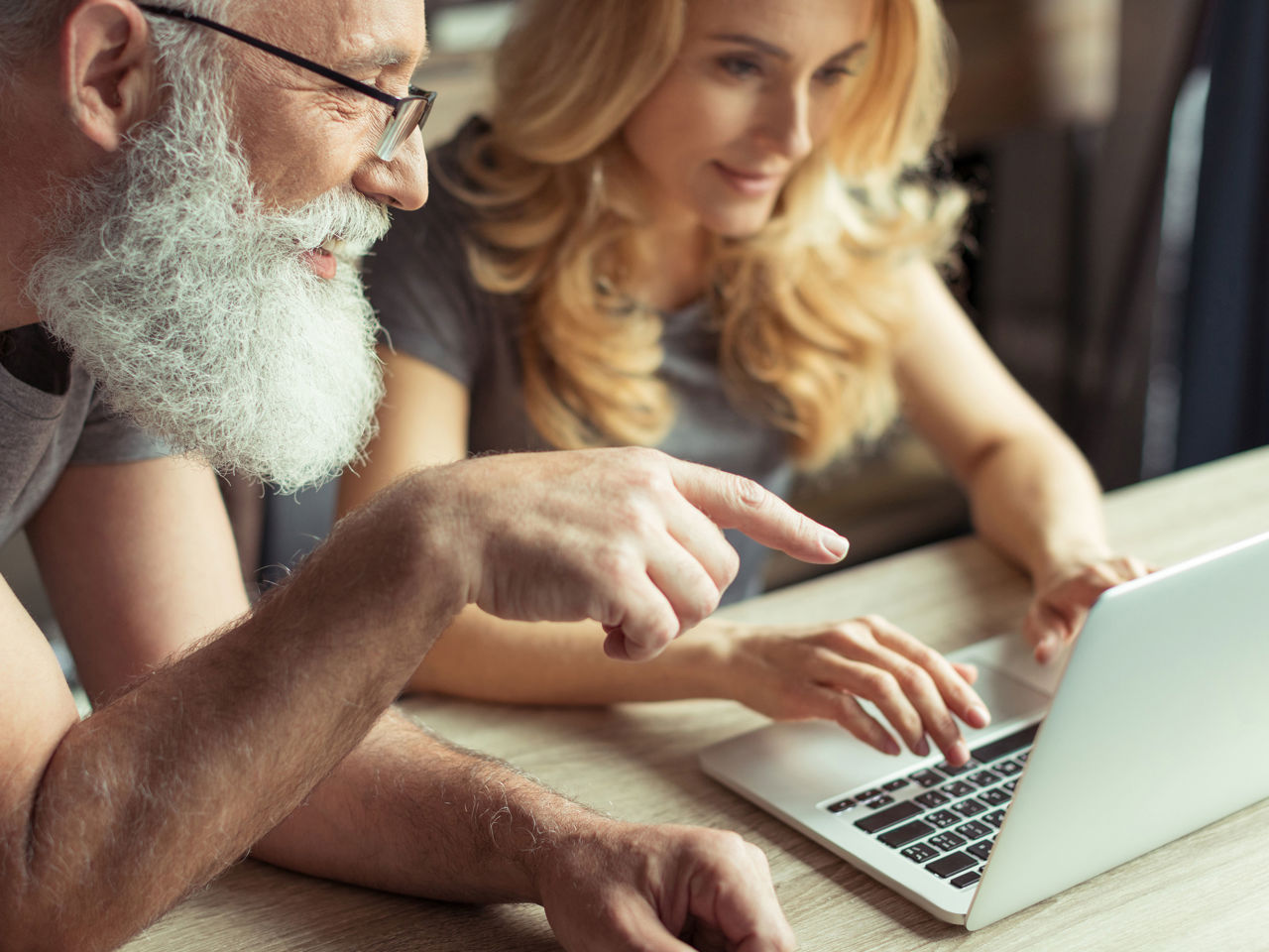 To personer foran en PC