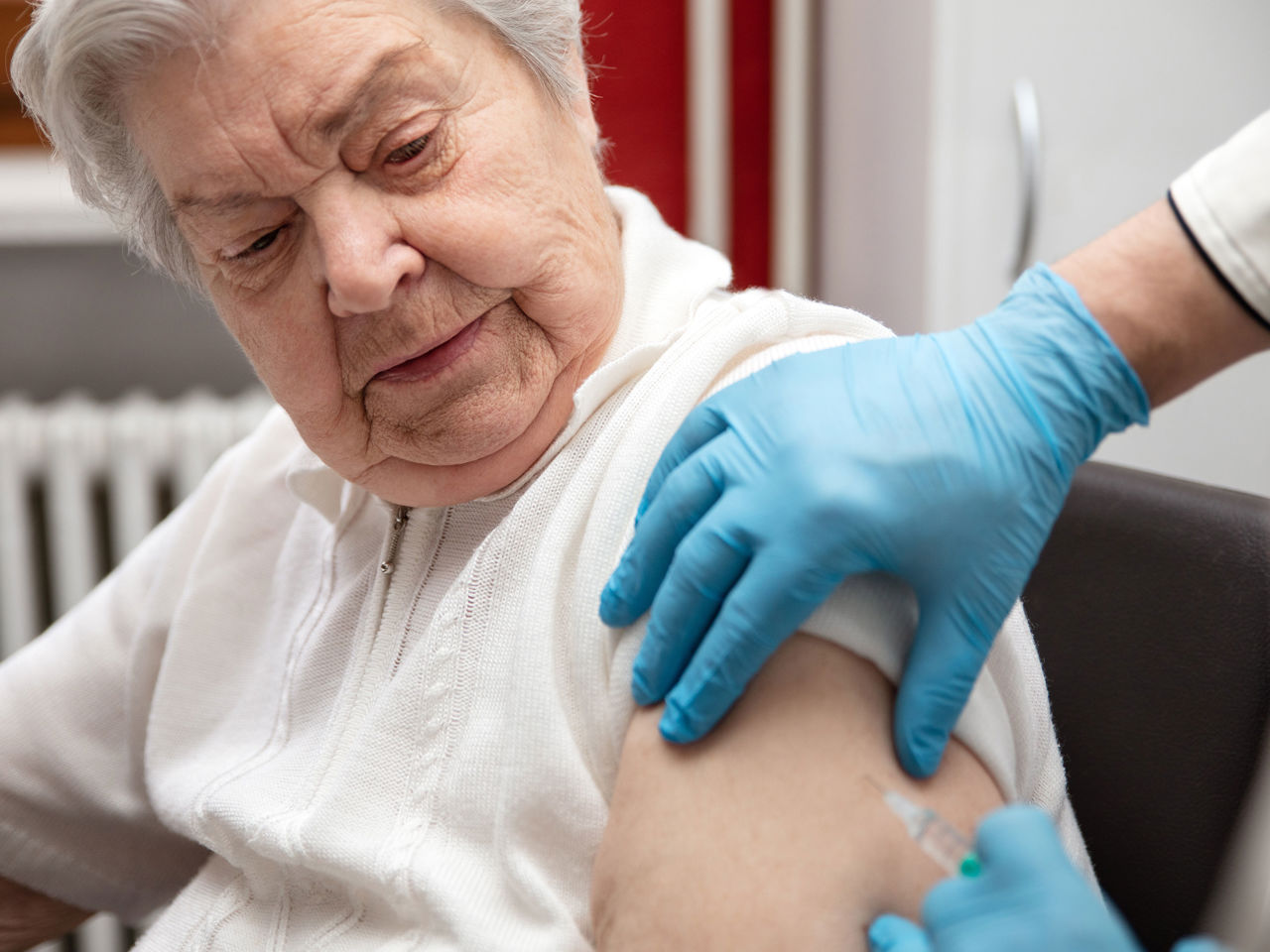 Vaccination af ældre dame