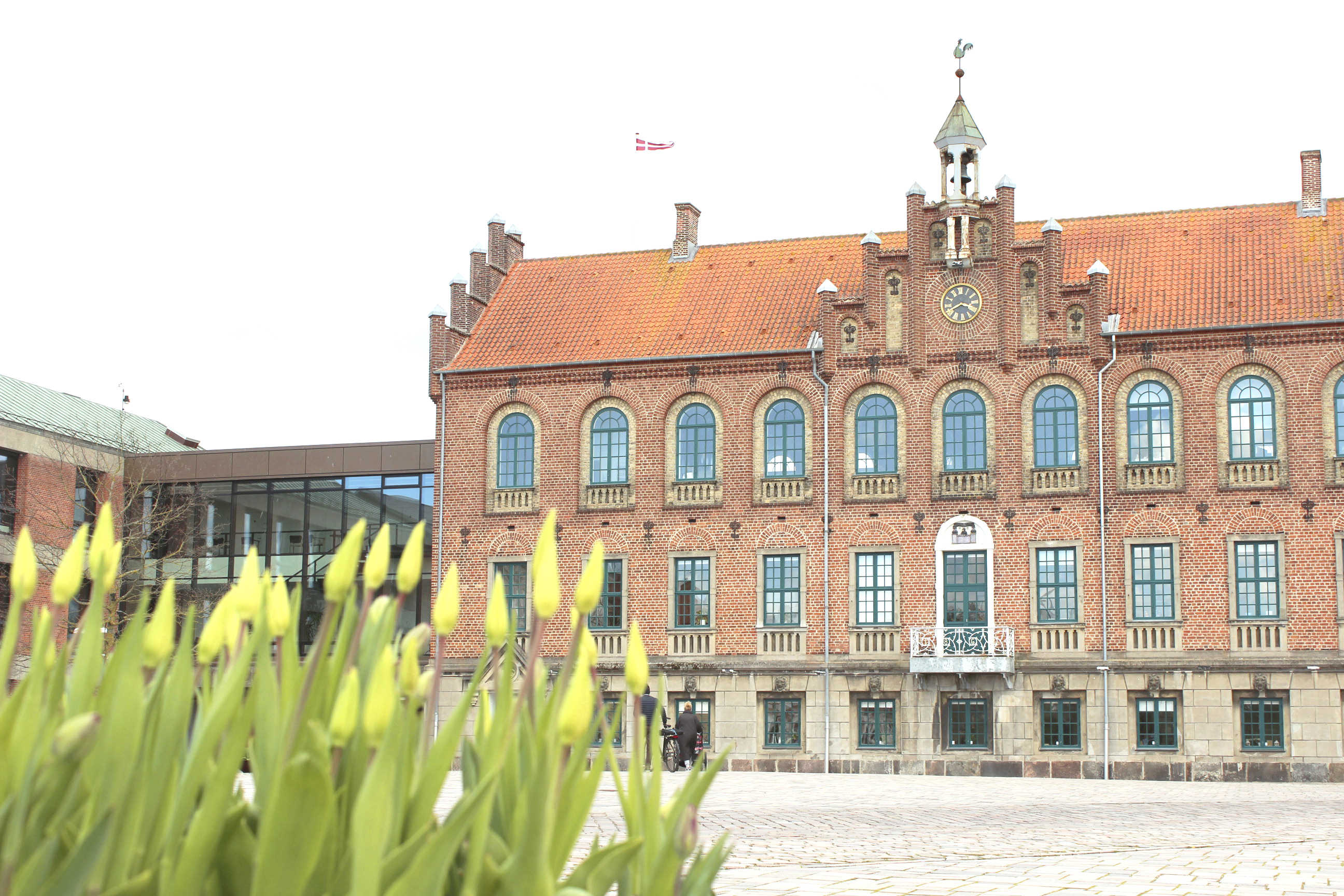 Nyborg Rådhus med blomster i forgrunden