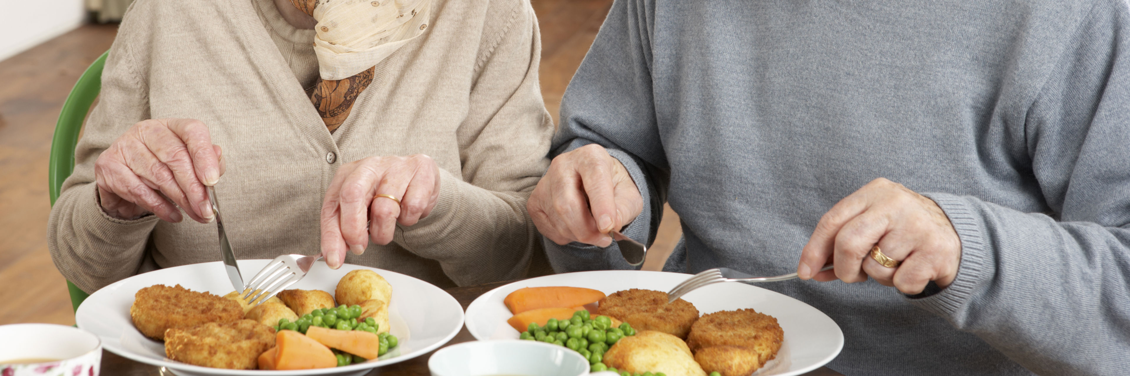 To glade seniorer der spiser sammen