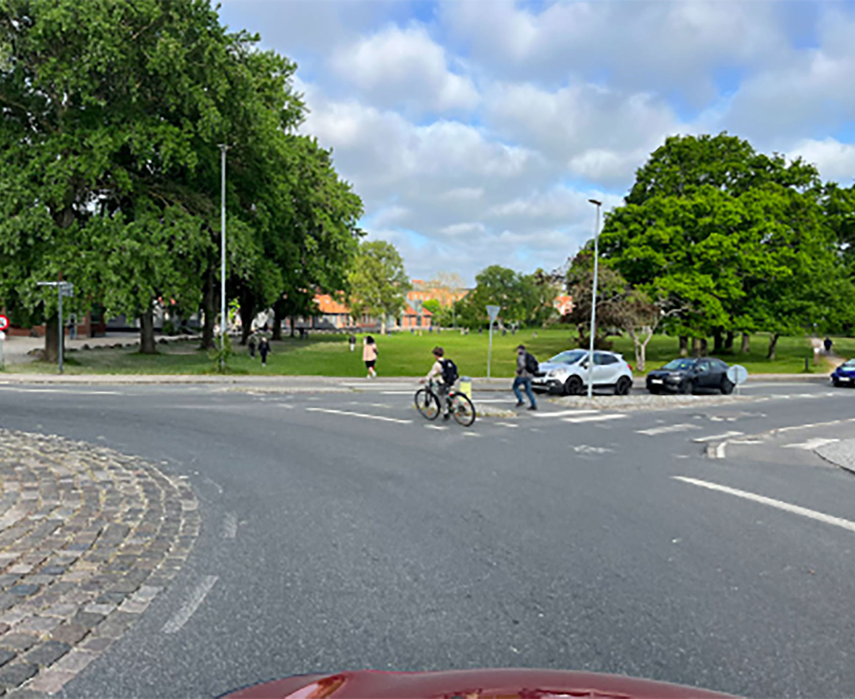 Rundkørsel i Nyborg med biler og cyklister