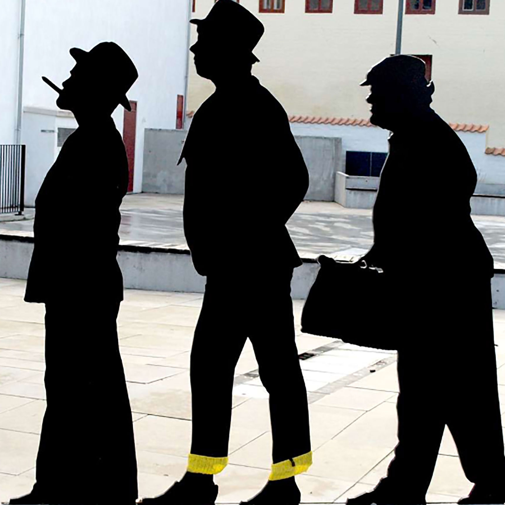 Silluet af Olsenbanden der står på Erik Ballings Plads i Nyborg