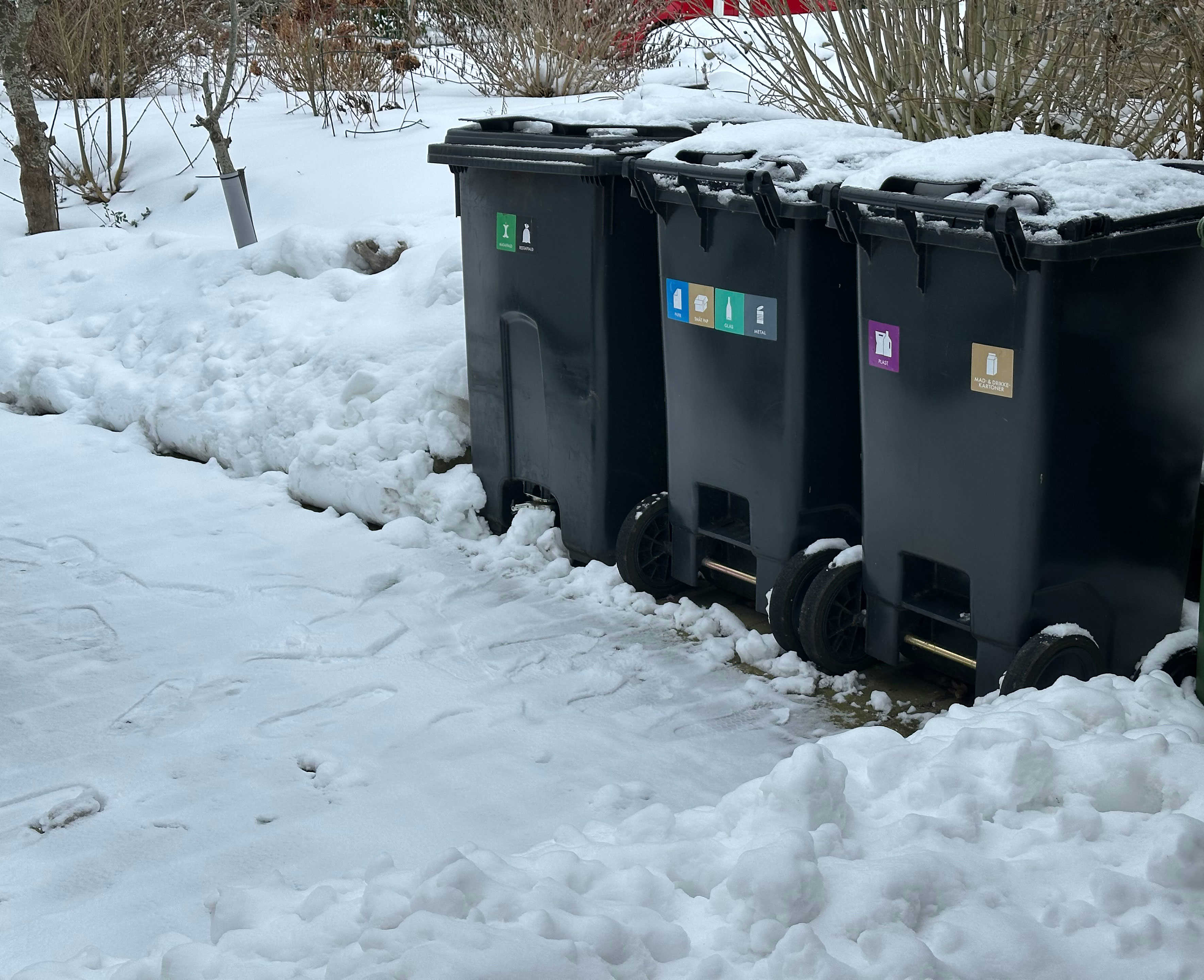 Skraldespande i sneen