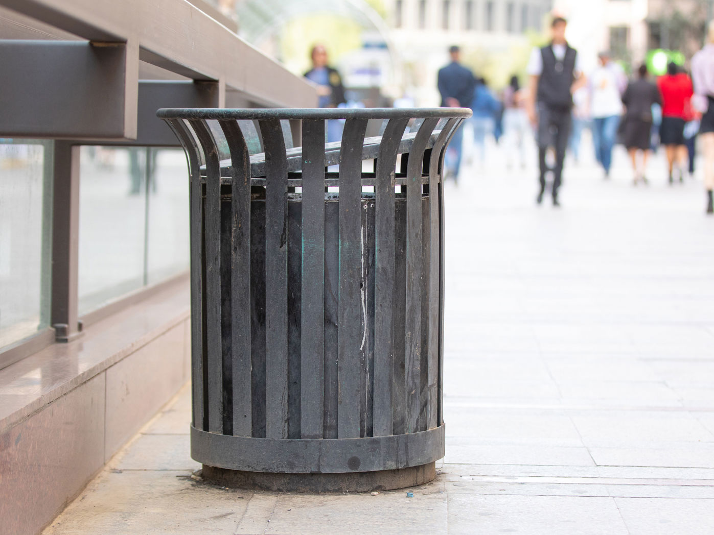 Skraldespand på et fortorv