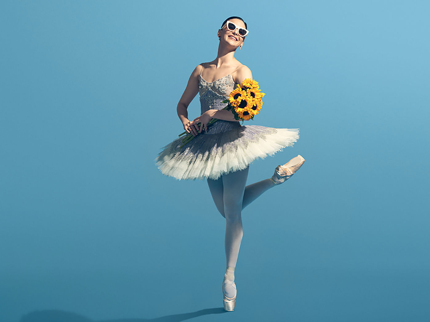 Danser fra den Kongelige Sommerballet med solsikker i favnen