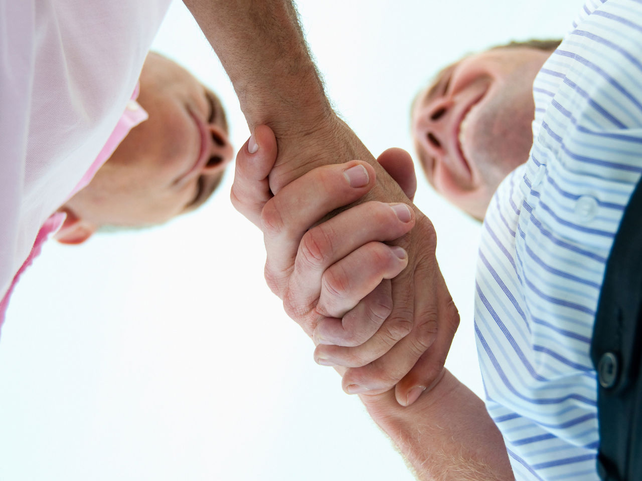 Håndtryk mellem to personer set i frøperspektiv