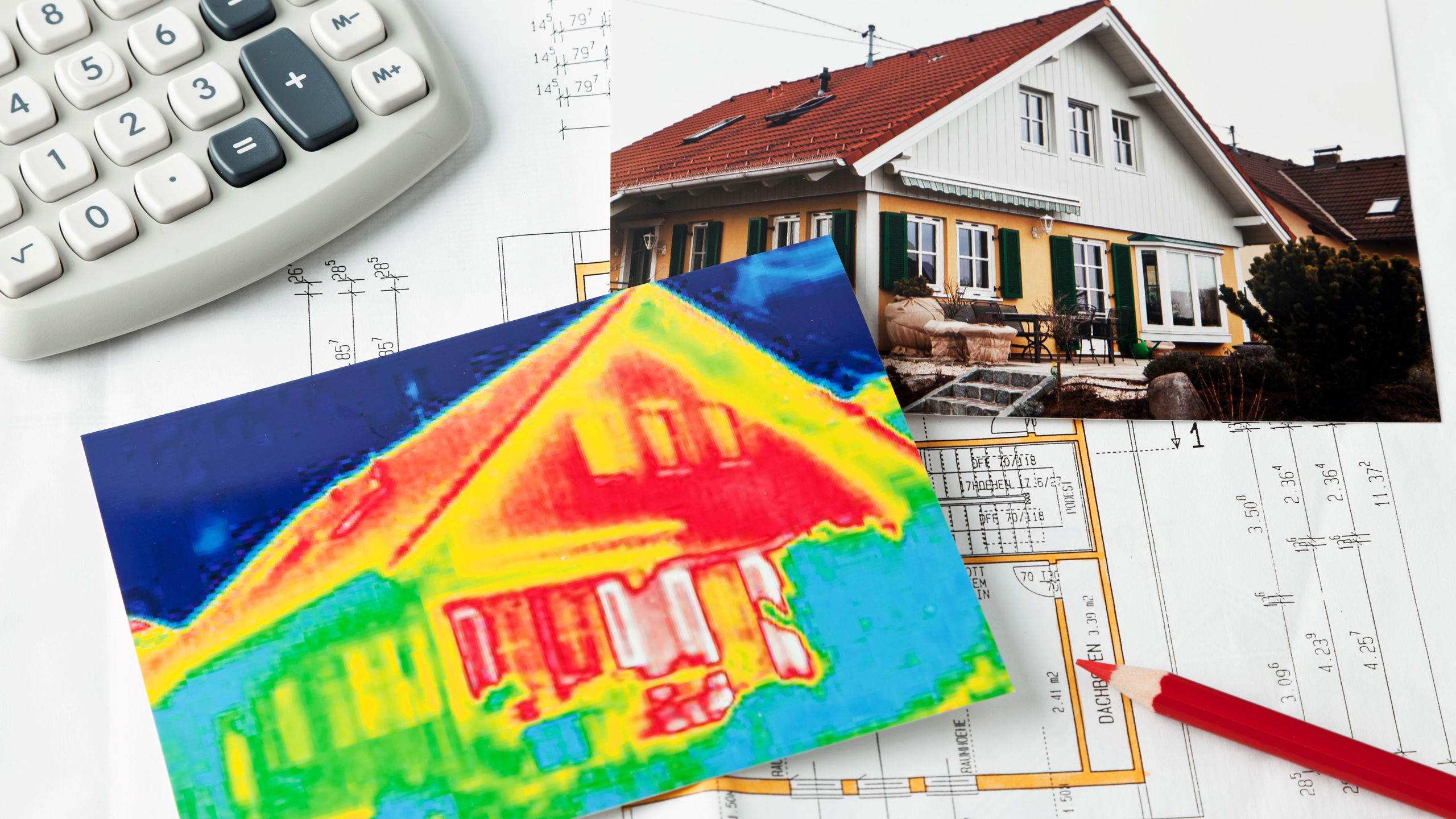 Foto af et hus og en sammenligning med foto taget med et termokamera