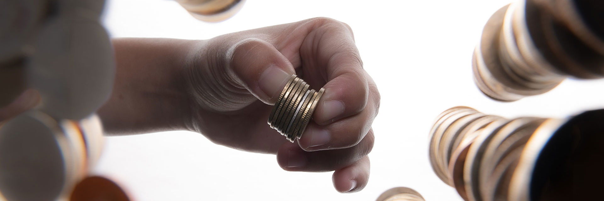 Hånd med mønter - set nedenfra